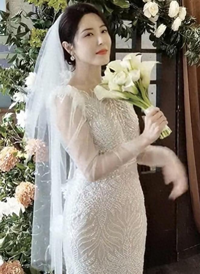 47岁曾黎晒婚纱照举办婚礼！全程甘美成最美新娘男主角太甚运气威廉希尔williamhill(图1)