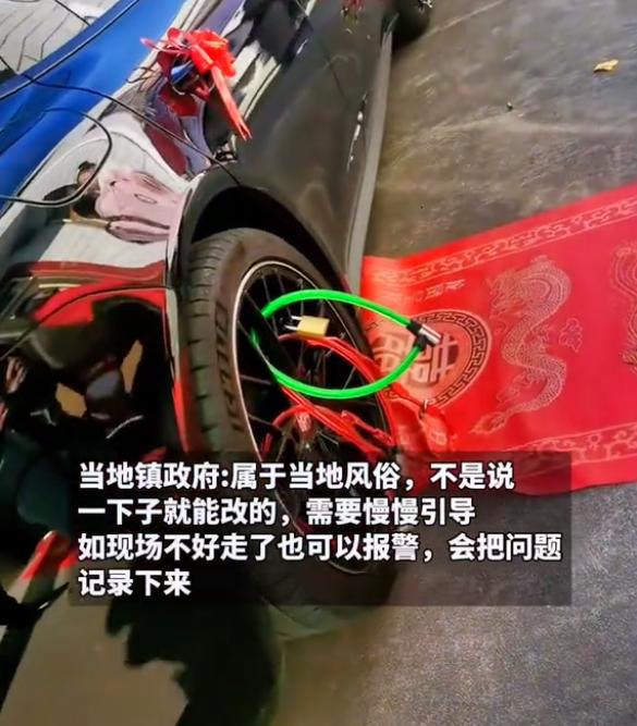 婚车被上四十把锁开一把锁要一条烟！网友：这是习俗照旧劫掠？威廉希尔williamhill(图2)