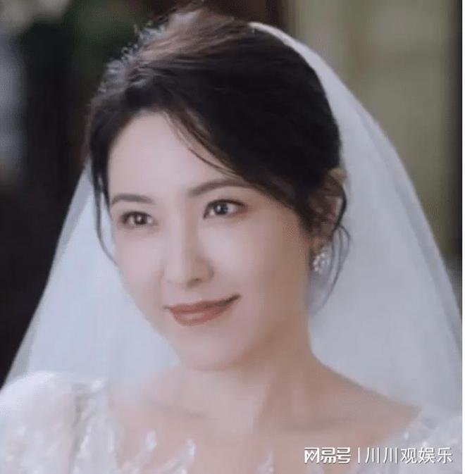 47岁曾黎晒婚纱照实行婚礼! 全程甜美堪称最美新娘 男主角太威廉希尔williamhill侥幸(图1)